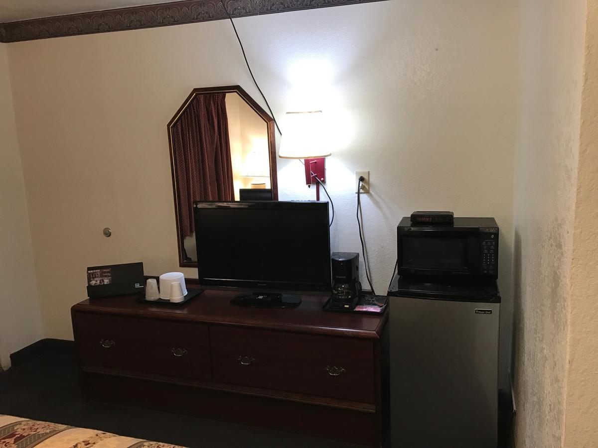 Budget Inn Of Brownfield Экстерьер фото
